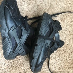 Children Nike Huarache in black. Great condition.